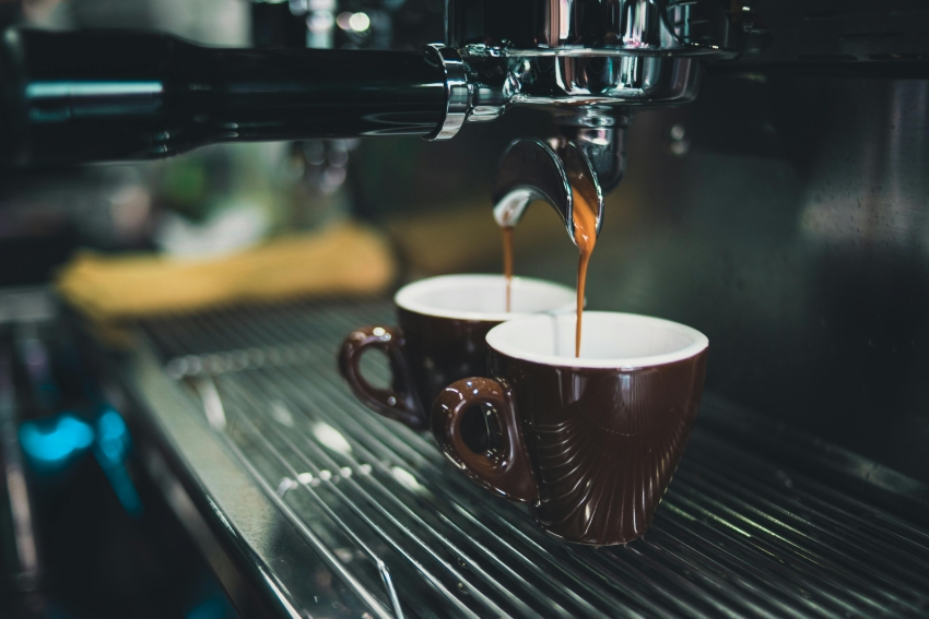 Misturar Cafeína e Álcool: Quais são os riscos e como se proteger?