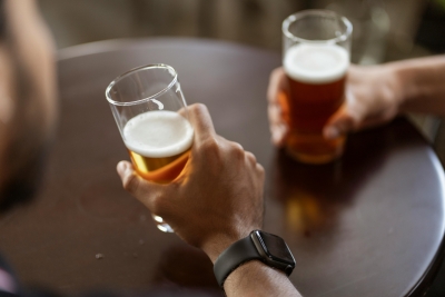 Cervejas de baixo ou zero teor alcoólico trazem mais benefícios às pessoas mais ricas?