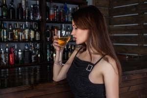 Estrogênio e consumo de álcool em mulheres: interações hormonais e riscos à saúde