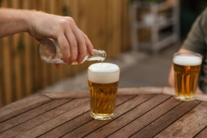 A cerveja sem álcool substitui ou é porta de entrada para bebidas alcoólicas?
